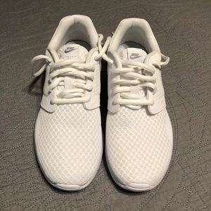 All white nike shoes